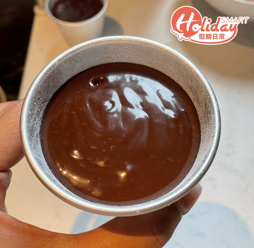 將朱古力漿倒入模具，倒至八成滿便可。