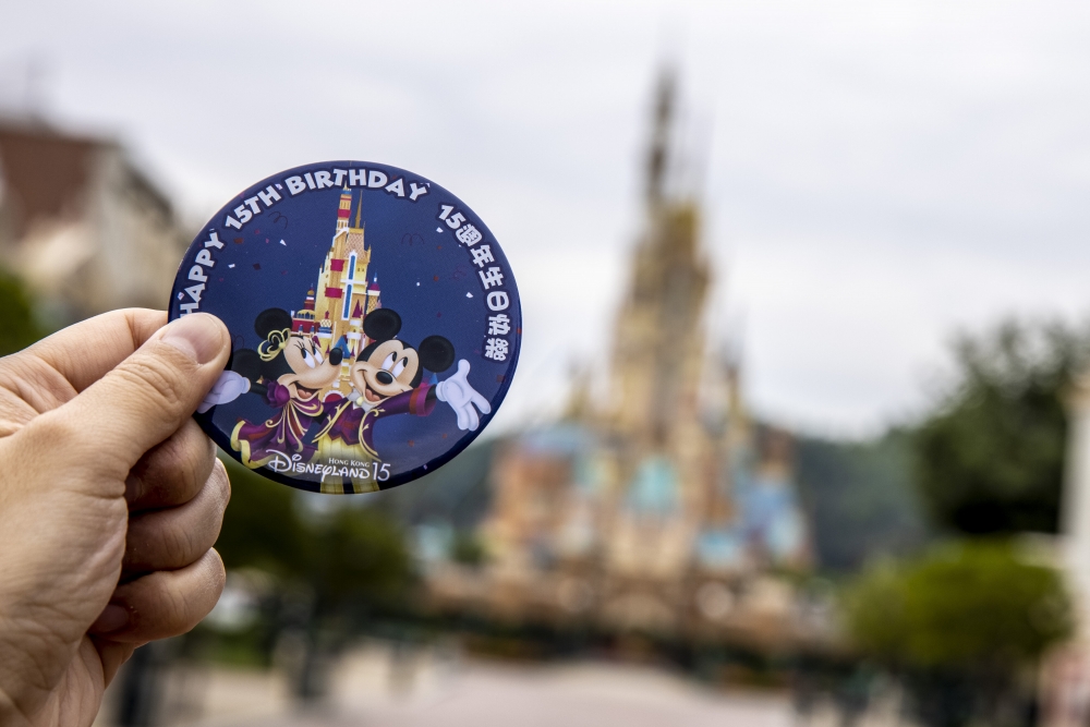 15 周年生日特別版襟章