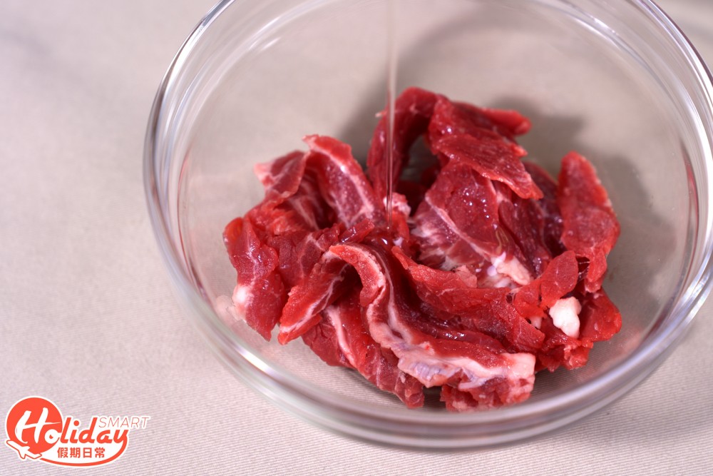 手切牛肉以生油攪拌均勻，然後放入雪櫃冷藏約半小時或以上，這樣也會有生雞蛋效果，食落質感滑溜。