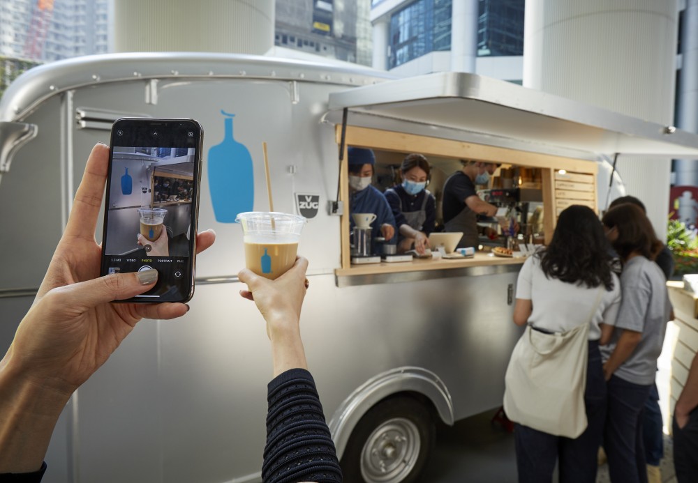 太古糖廠街市集最令人期待的，則是今年首度於香港登場的人氣咖啡店Blue Bottle Coffee