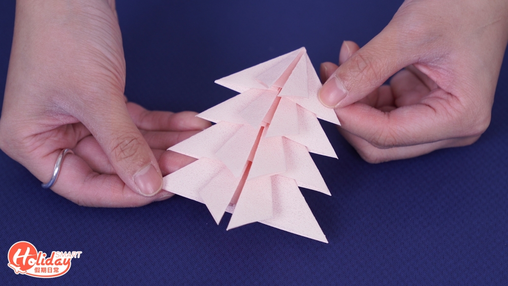 將 4 個三角形貼合，形成聖誕樹葉！