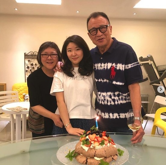 佢 23 歲嘅女兒許惠菁已經長得亭亭玉立。