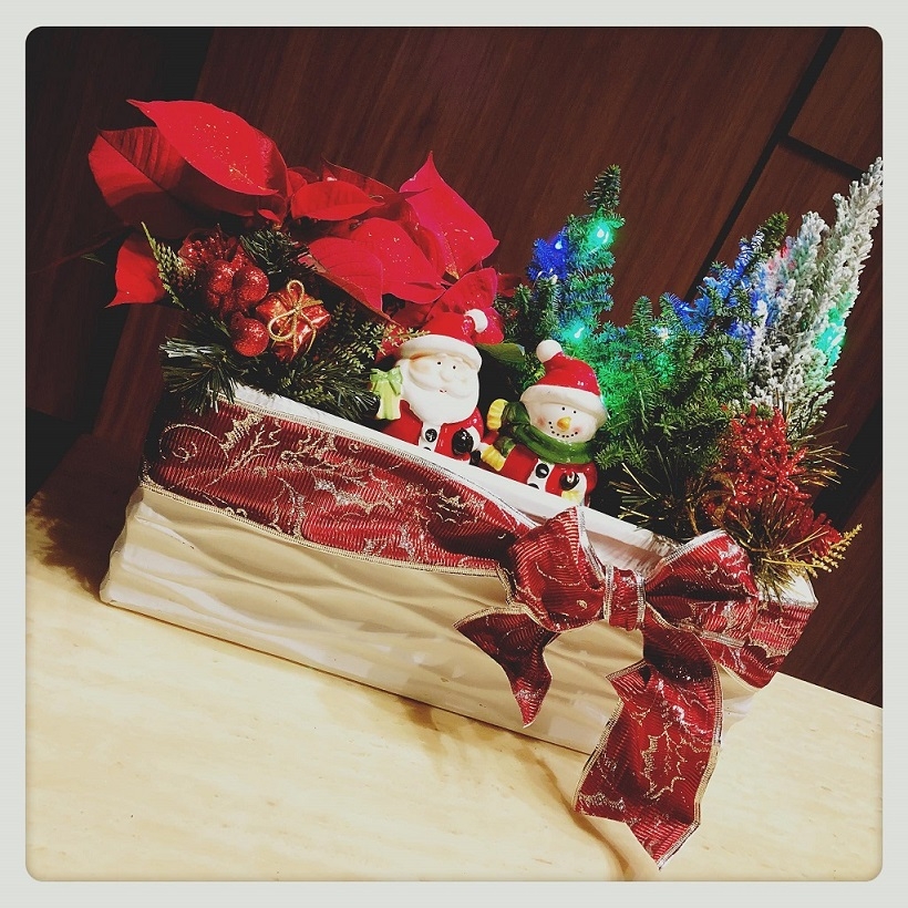 喺赤柱廣場嘅聖誕市集會有近 50 個攤位，有齊聖誕禮品及手作，包括伊朗傳統工藝、香薰燈、聖誕擺設等。