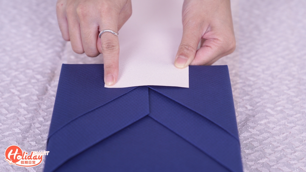 量度想要的聖誕樹尺寸，根據尺寸將花紙剪成條狀。