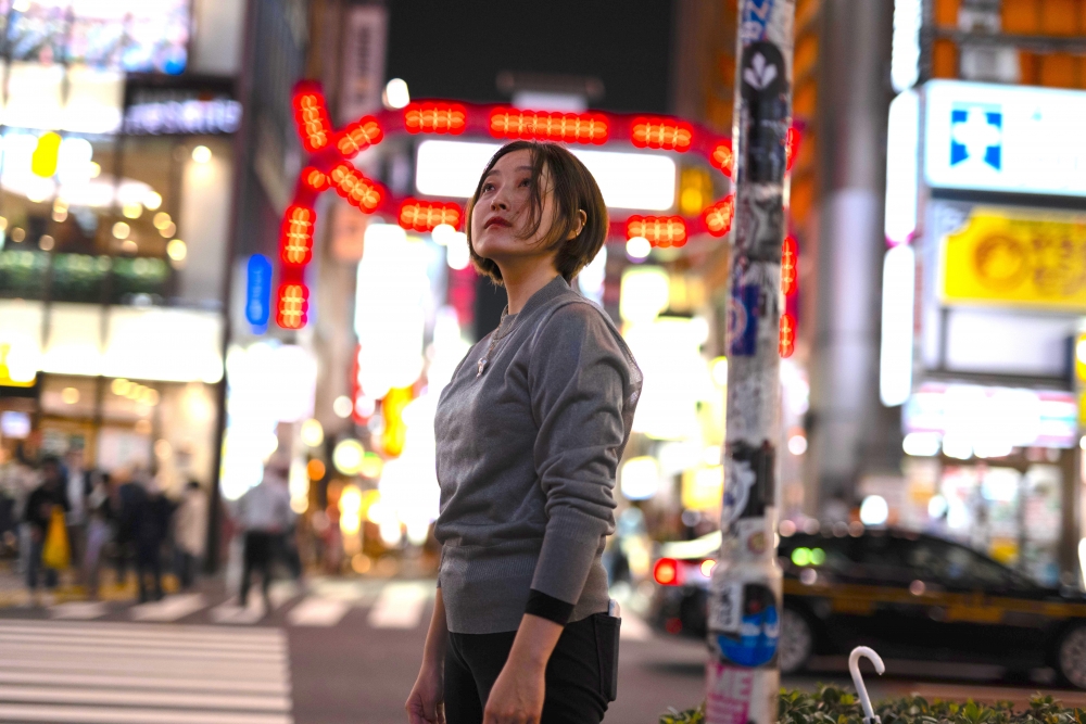 日本藝術家大村雪乃用唔同大小、顏色嘅圓形貼紙進行創作，貼出繁華嘅日本景色