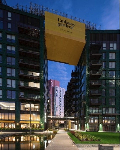 上面嘅人喺度游水，咁喺下面經開嘅人會唔會濕晒呀？！