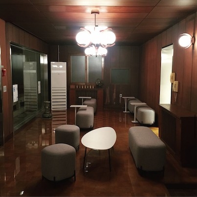 Cafe 內部嘅裝修走簡潔路線,帶少少復古。