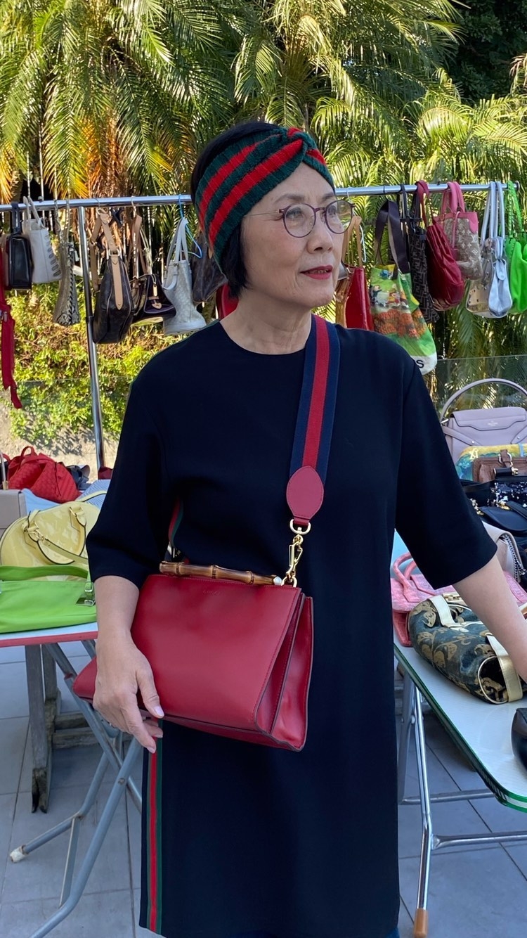 汪明荃一時興起時將包包掛喺頸上影相