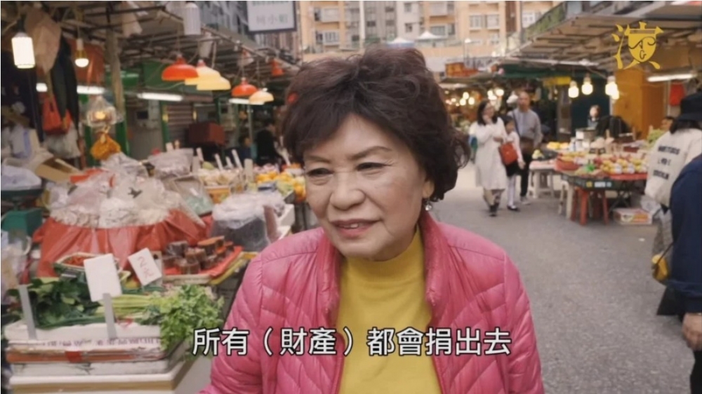 余慕蓮多年嚟熱心公益,為唔少山區兒童捐錢、起學校,係知名嘅慈善家嚟。