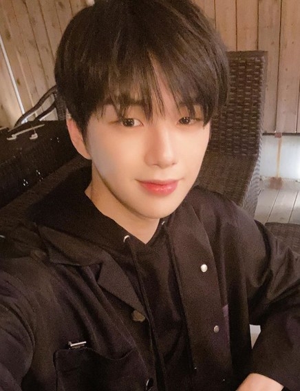 姜丹尼爾傳出同 Twice 成員志效熱戀。