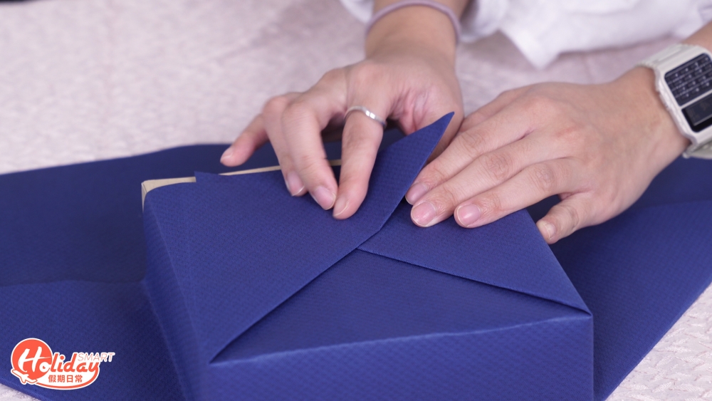 邊花紙重覆步驟 2-3 後，上方花紙向內摺入約 1cm