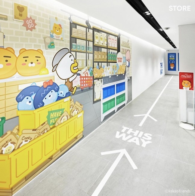 OUTLET 就喺弘大旗艦店嘅 B1 層,一到弘大旗艦店就會有清楚指示如何前往。