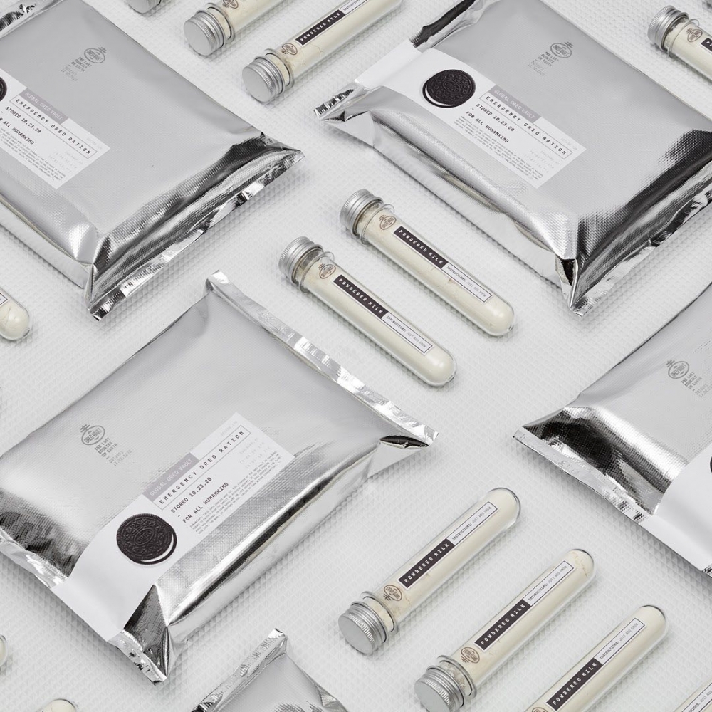  Oreo 則用咗聚酯薄膜製作嘅盒裝內