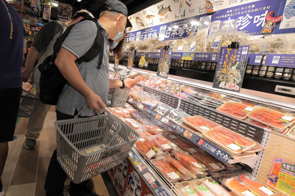 有其他網友將「Donki」放喺其他歌做歌詞。例如何韻詩嘅《化蝶》,「如何回到當時」變「如何回到donki」