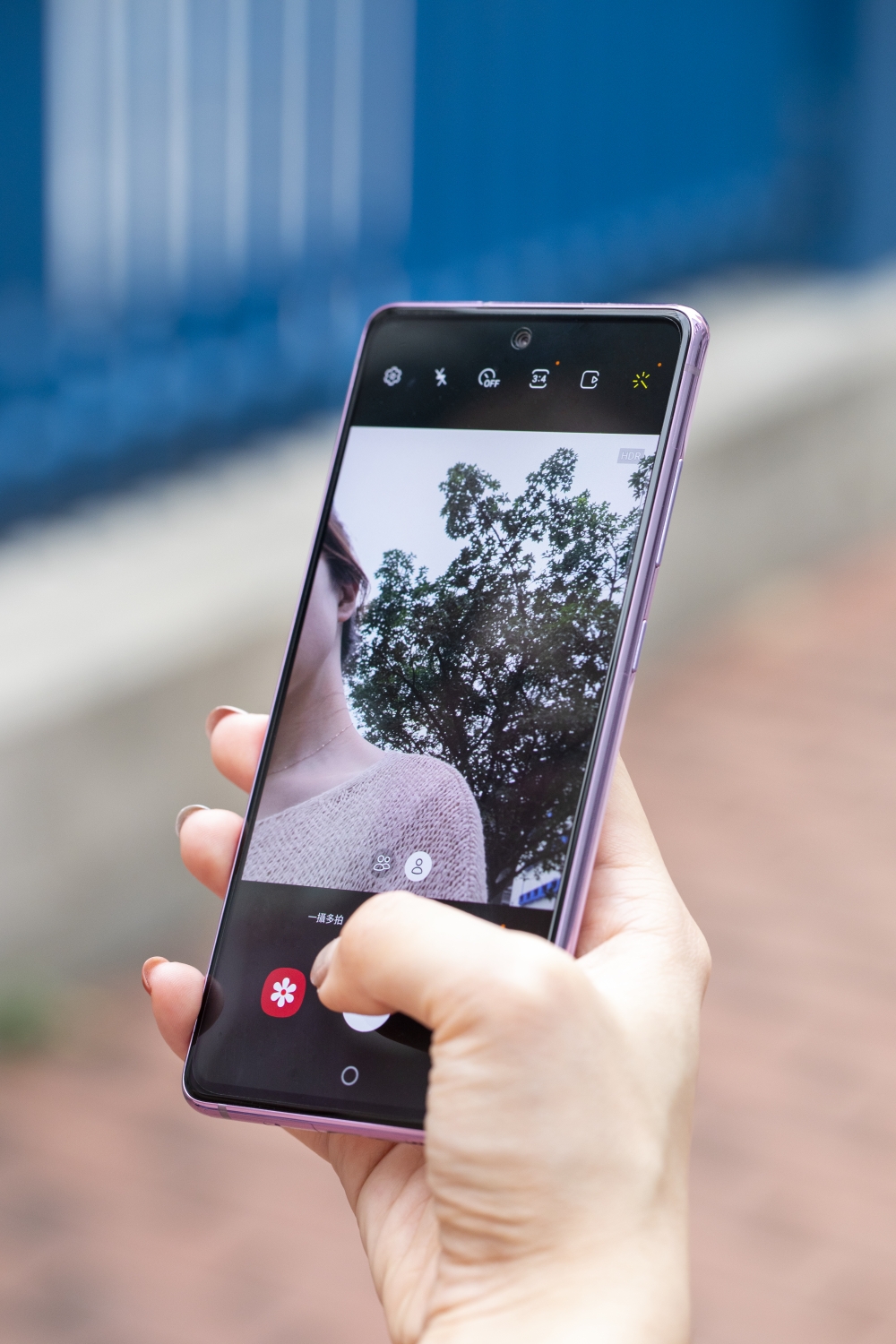 擁有 8GB RAM 及 128GB 儲存空間,同時最高可支援 1TB Micro SD 卡擴充