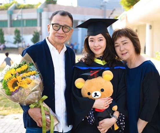 女兒仲係學霸，以一級榮譽嘅佳績畢業！