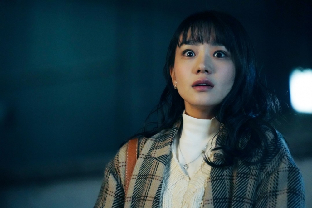 化妝師梓(奈緒 飾)