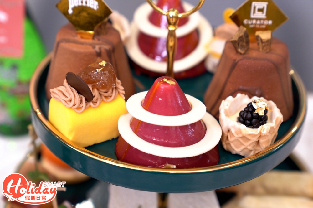村上隆聯乘Perrier推出聖誕限定下午茶,以兩層架盛載著多款鹹甜點。