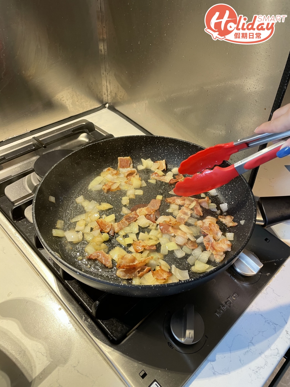 炒香煙肉後加入少量牛油（因應個人喜好決定是否加入牛油），再加入洋蔥以中火炒熟。