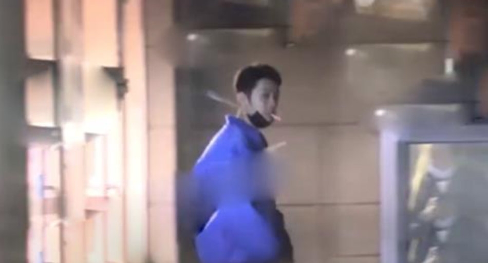 近日網絡上瘋傳賴冠霖喺街上吸煙，隨地吐痰嘅照片。