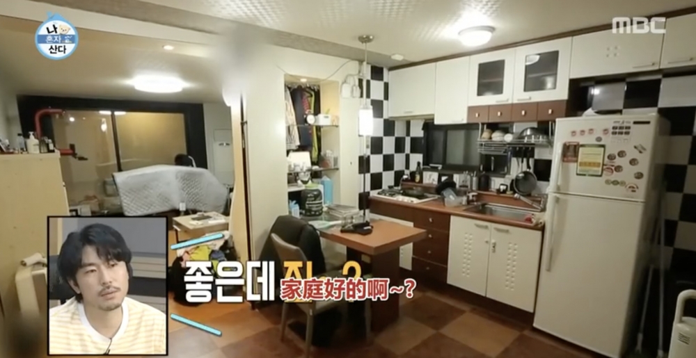 趙炳圭自己一個住，屋企並唔細，但採光好差。