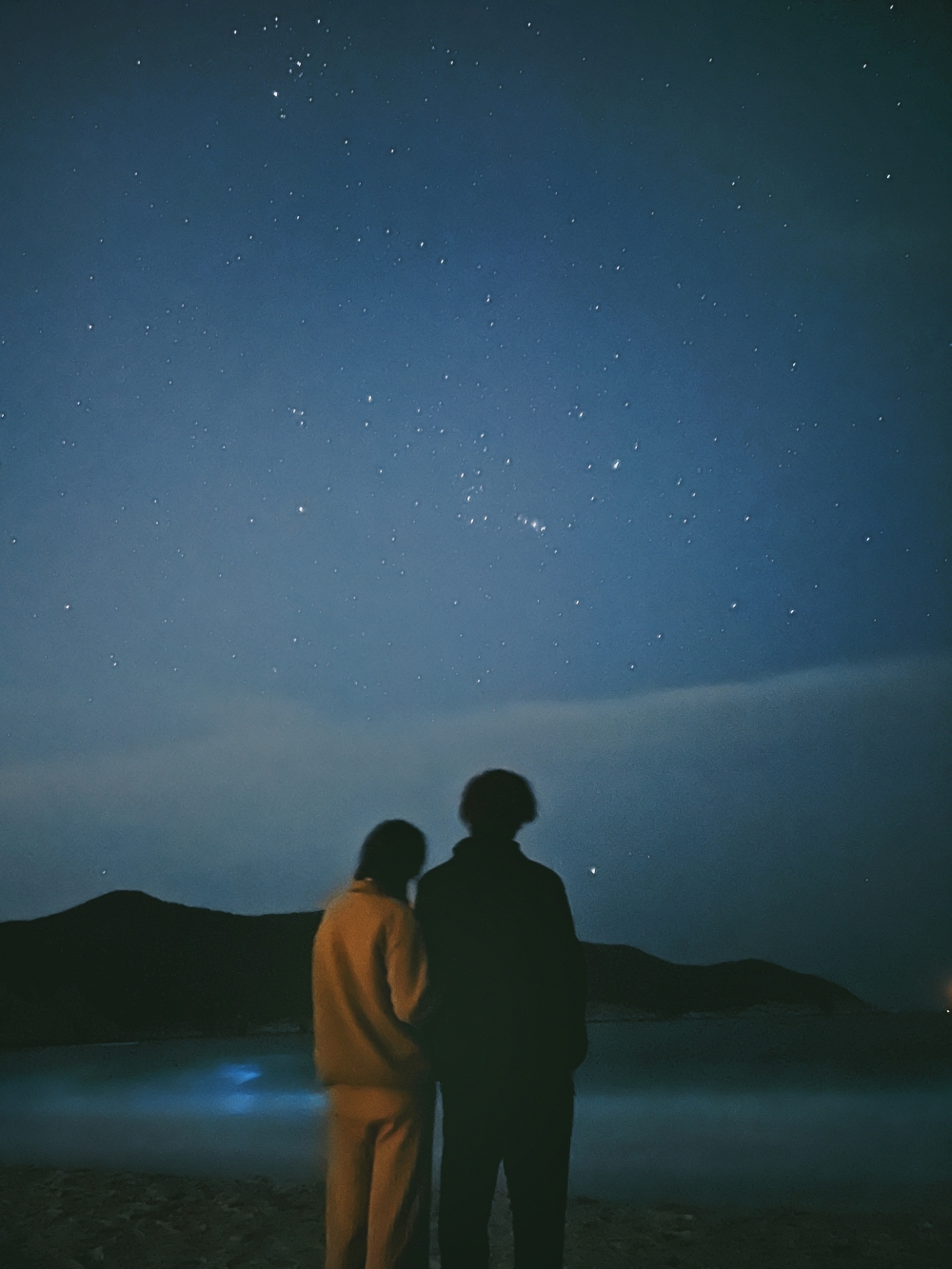 「兩小口 即使旅行會想家還是想去啊」由阿里（Eri）與阿陳（Ron）組成