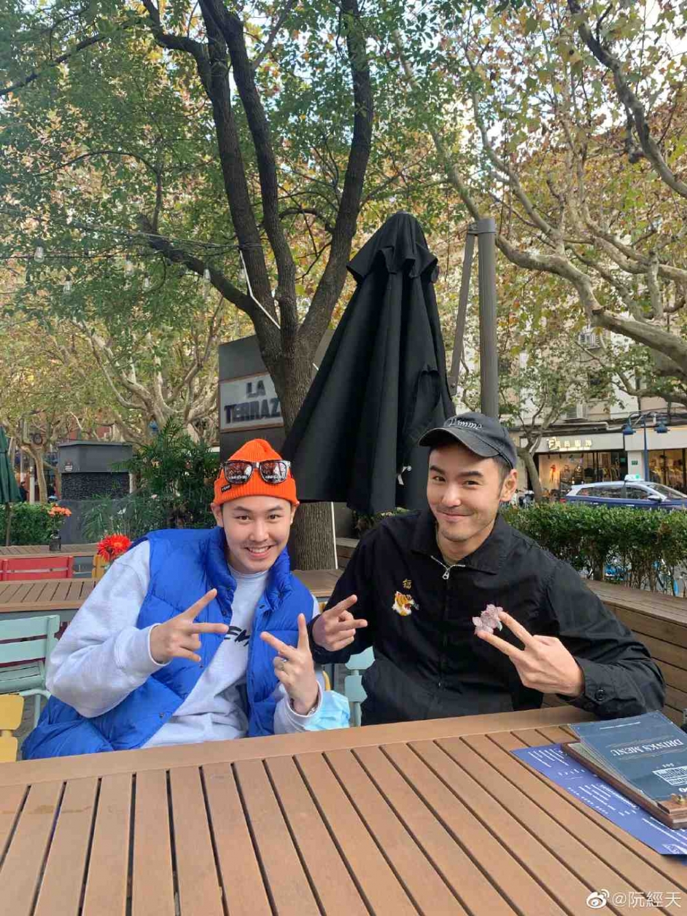 阮經天弟弟名叫阮經民,兩人相差 12 歲,不過無論係身形同樣貌,簡直就係神複製!