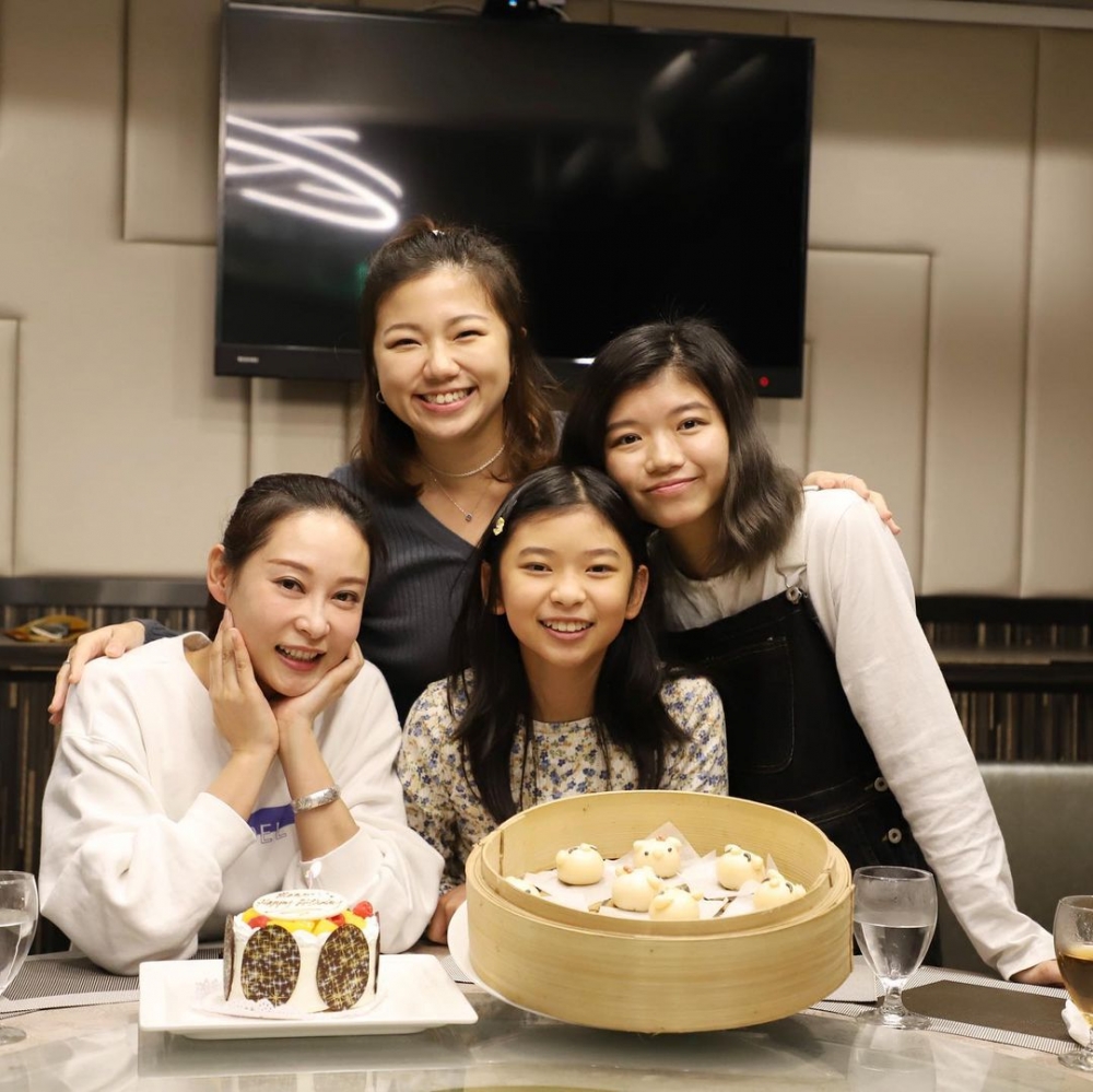 多年嚟楊卓娜因為同兩位繼女感情好,更因此獲封「最強繼母」