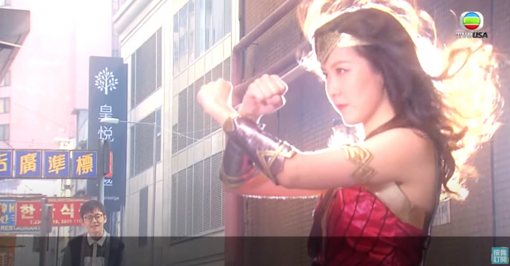 張振朗飾演嘅「丁信希」見到女神「張萊」(劉佩玥 飾)仗義救人,將「張萊」幻想成「神奇女俠」。