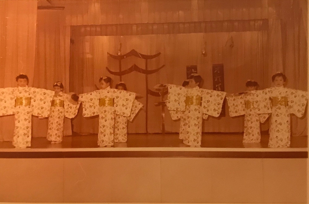 Vivian 指自己喺幼稚園時已被老師發掘唱歌演戲嘅天份