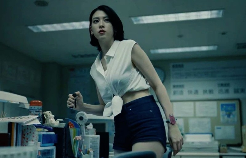 劇中三吉彩花以一身露臍裝襯熱褲曬長腿。