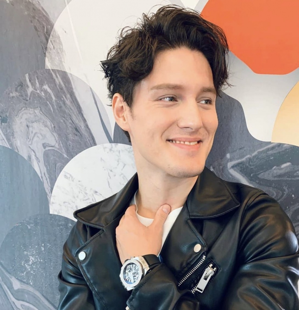 30 歲嘅周厚安 1990 年出生，完美遺傳咗媽媽嘅基因，如果唔講，一定唔會知道佢係混血兒，只會覺得佢係一個完完全全嘅外國人。