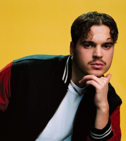 M 字髮型喺 90 年代非常流行，唔少男士都鍾意剪 M 字髮型。