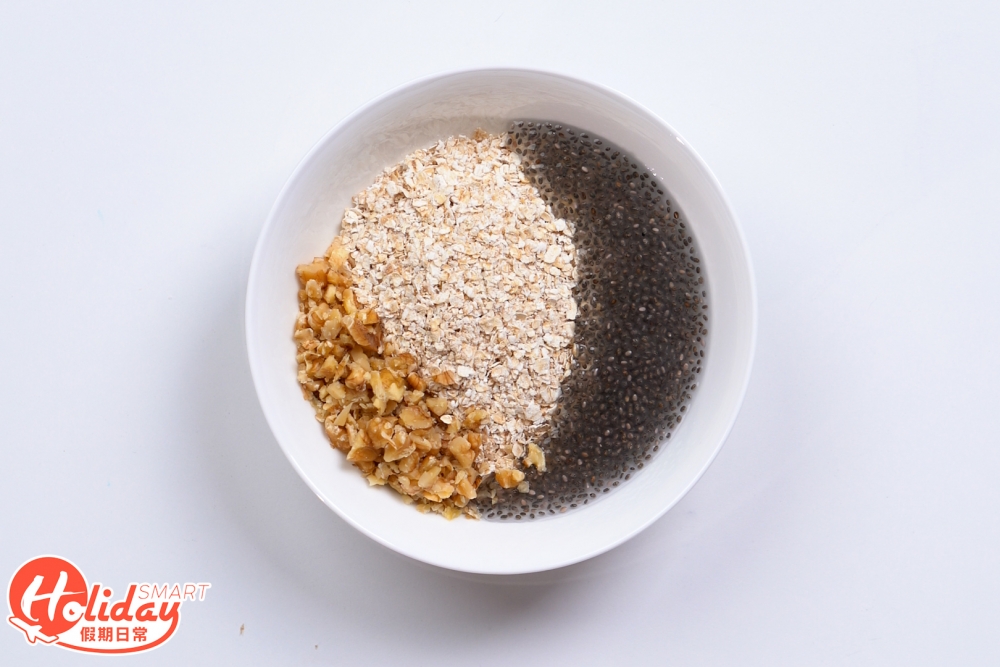 把即食燕麥片、浸過的奇亞籽及合桃碎加入碗中。