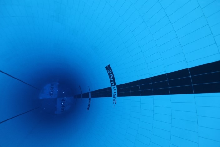 水池水深 45 米，有成 11 至 12 層樓高，儲水量更比標準泳池多出 27 倍。