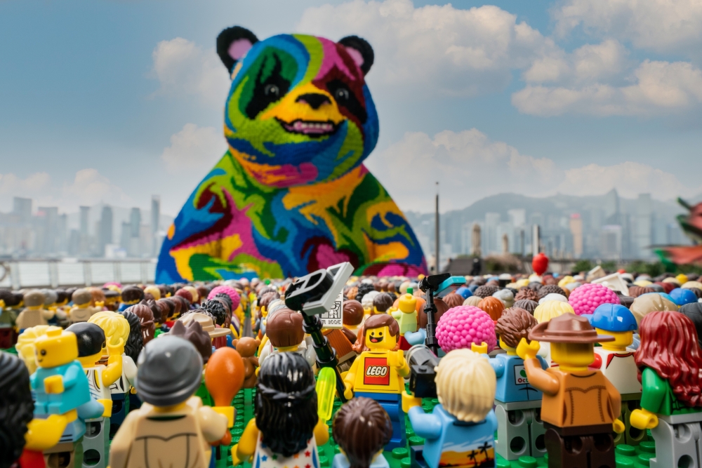 過千名 Lego 市市民喺尖沙咀海濱長廊率先同依隻色彩繽紛嘅熊貓作近距離接觸。
