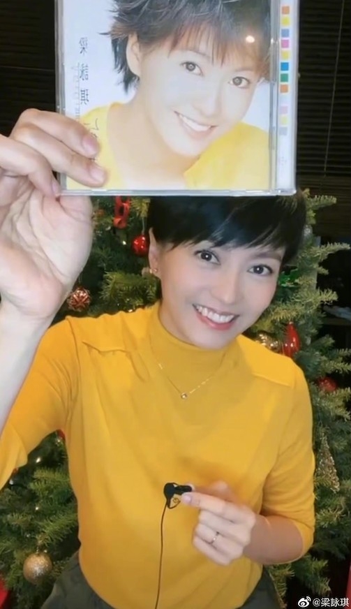 近日梁詠琪喺微博發文，貼出一張攞住自己 20 年前第一張國語專輯《短髮》嘅對比照。