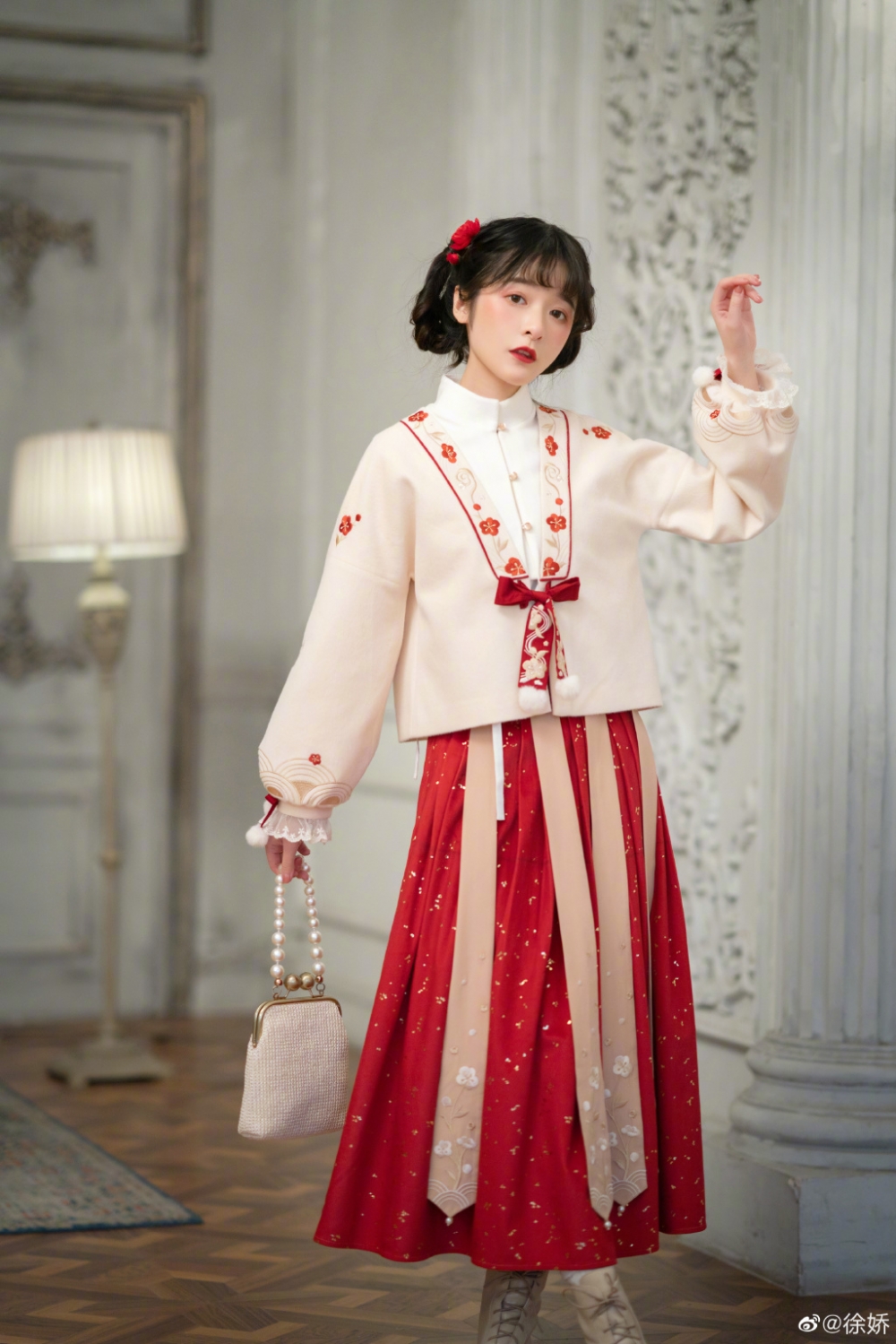 23歲嘅徐嬌留返長髮，已經亭亭玉立。