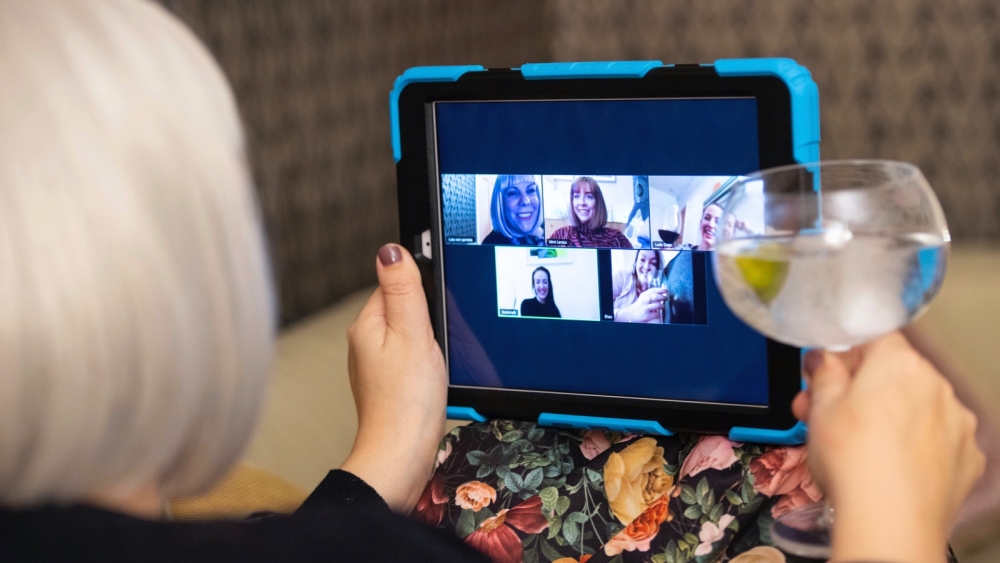 喺指定嘅時間內喺屋企搵出指定嘅物品，喺鏡頭前展示