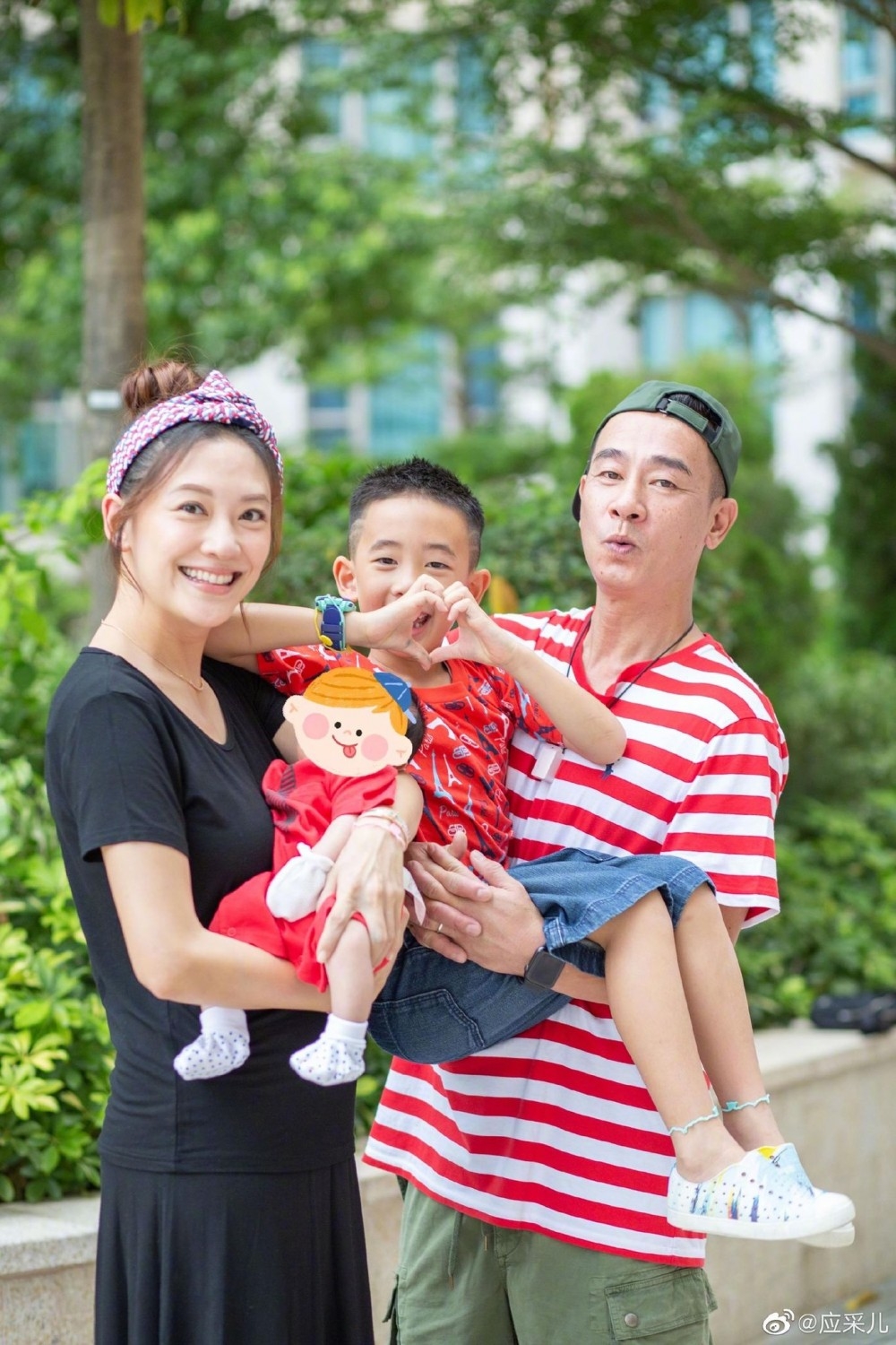 陳小春同兒子Jasper一齊出演《爸爸去哪兒》後爆紅,之後更不時一家三口上綜藝節目。