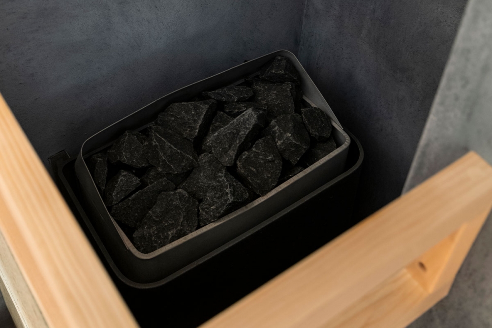 以白樺香嘅精油水灑喺桑拿爐上，散出水蒸氣令身體加速流汗水，放鬆心情。