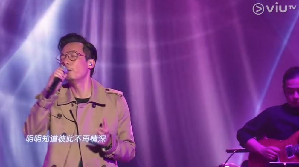 其實強尼唔止主持掂，更講波、唱歌、演戲瓣瓣掂，係一位萬能藝人