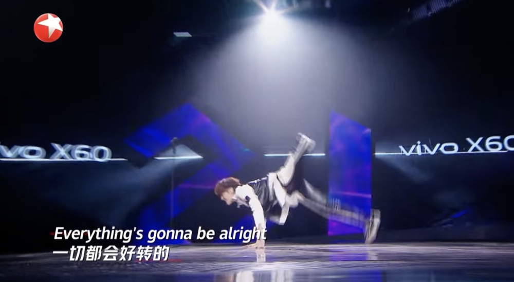 呢個動作更被網民笑話似「公狗撒尿」。