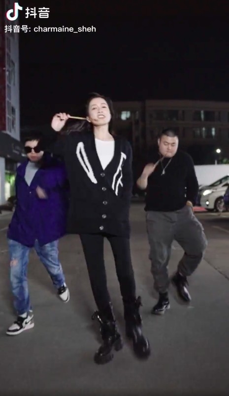 佘詩曼更搵埋兩位陽剛味十足嘅男性做伴舞
