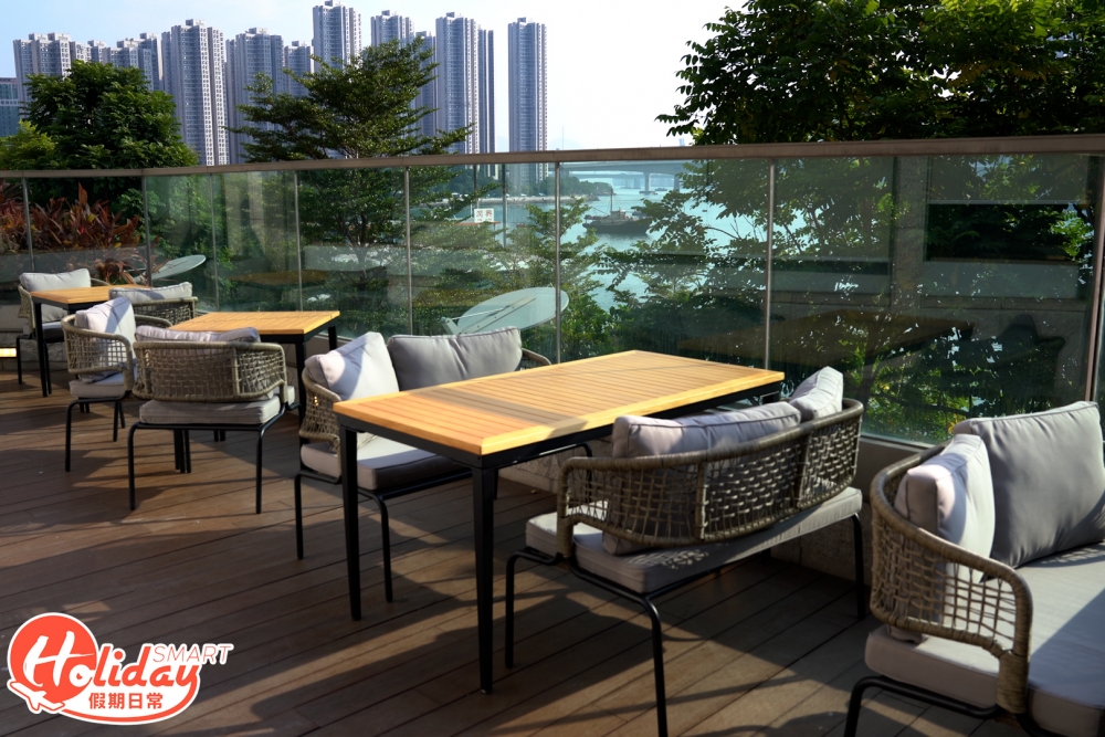 新店食物以健康為主，戶外海景座位甚為搶手。