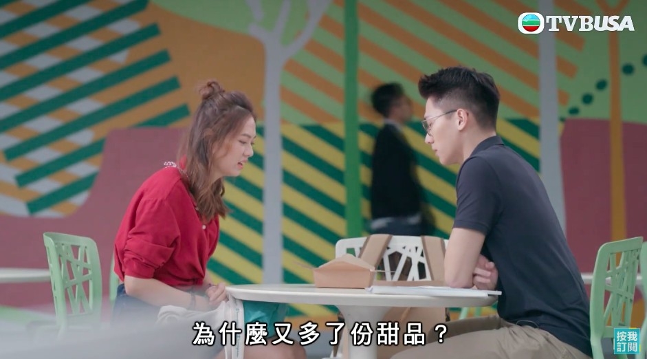 另一邊周帆個海南雞飯餐送埋甜品