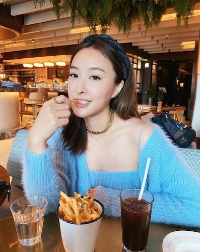 孝順女陳瀅早前曾講過今個聖誕節同新年要返加拿大陪屋企人,疫情都無阻陳瀅返加拿大嘅決心,可見陳瀅同家人嘅感情非常好!