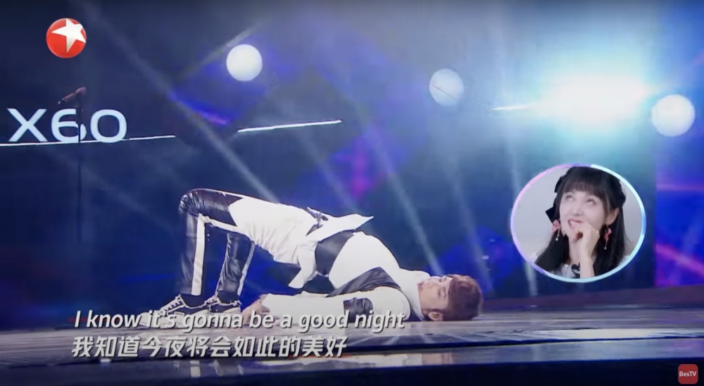 當中不乏性感嘅地板動作。