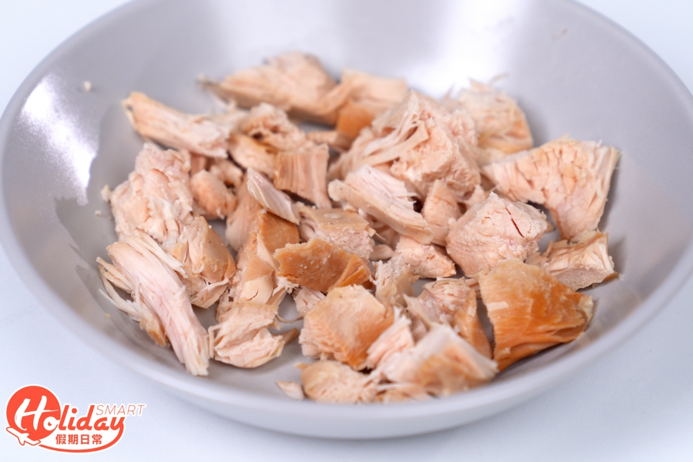 2.把雞肉剪成雞粒。