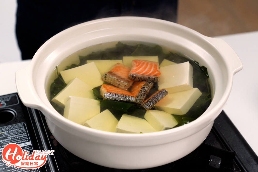 煲滾一鍋水,加入海帶芽煮滾,再加入其他材料。